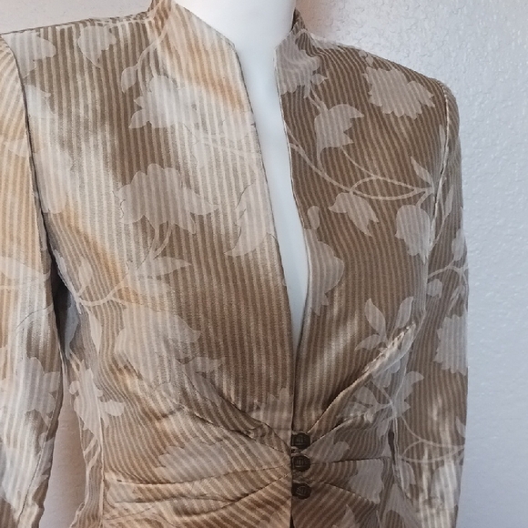 Kay Unger champagne gold floral women's suit. - Picture 2 of 5